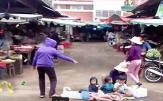 [Video Mutex] Người mẹ rải nilon dưới lề đường bắt 3 con ăn xin vừa mang con mới đẻ đi cho