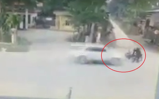 [CLIP] Đang đứng ven đường mở cốp xe máy, người đàn ông bị ô tô tông văng