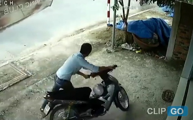 Đuổi theo thanh niên trộm xe máy, chủ nhà thất thểu đi bộ về sau vài phút