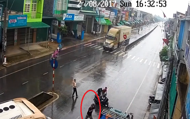 Bị tông xe ngã xuống đường, người đàn ông có hành động khiến tất cả đều phải cười chê