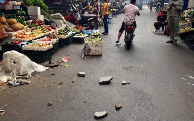 Hà Nội: Dân hoảng hốt vì nhiều mảng vữa lớn ở chung cư rơi xuống chợ cóc