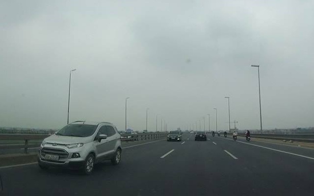 Xử phạt 1 trong 5 tài xế lái xe ô tô đi ngược chiều trên cầu Nhật Tân