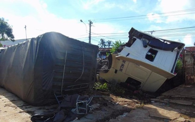 Container lật nhào, đứt đầu trước sân nhà dân