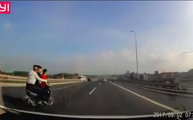 Ba nam thanh niên đi xe máy đánh võng trên cầu Nhật Tân khiến ô tô gặp nạn
