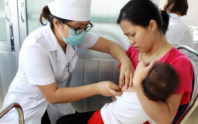 Khuyến cáo người dân chủ động đưa trẻ đi tiêm vắcxin phòng sởi