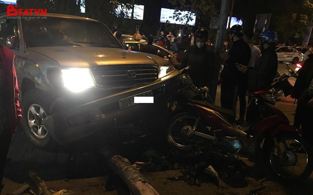 "Xe điên" gây tai nạn liên hoàn trên phố Hà Nội khiến ít nhất 5 người bị thương