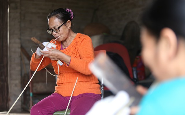 Ngôi làng 60 năm làm nghề chẻ lạt để gói bánh ở Hà Nội