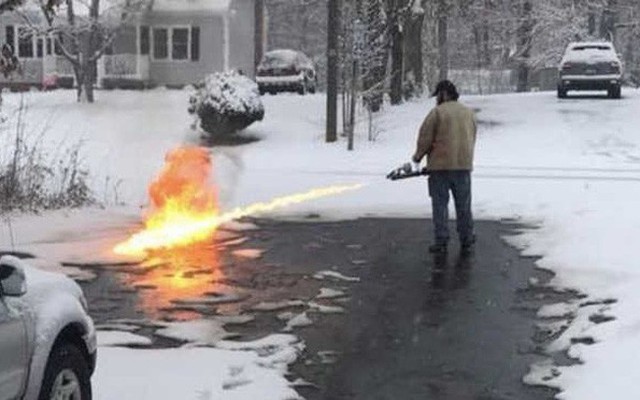 Quá chán việc phải cầm xẻng dọn tuyết, anh chàng người Mỹ này đã dùng súng phun lửa để làm sạch đường phố