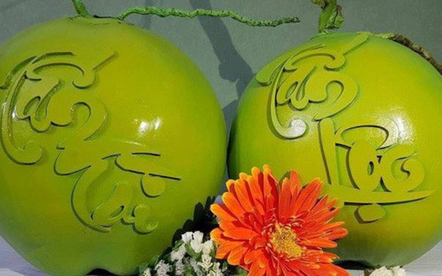 Dừa khắc chữ được ‘hét’ giá 800 ngàn một quả tại Hà Nội