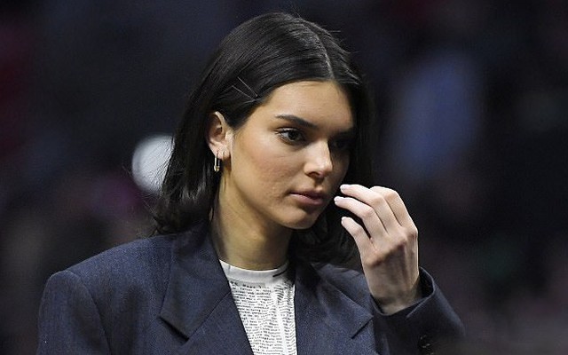 Hậu bơm môi sửa mặt, Kendall Jenner bắt đầu xuống sắc vì di chứng thẩm mỹ?