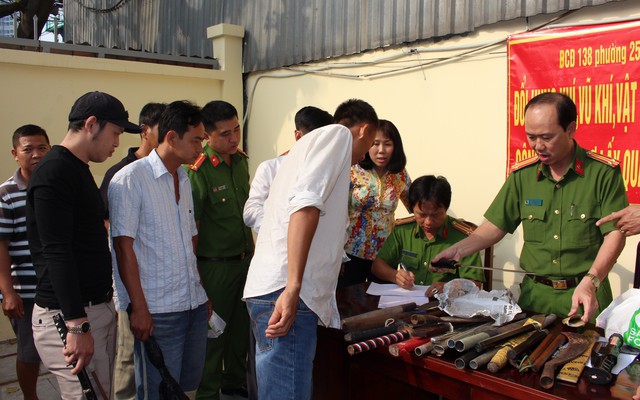 Người dân Sài Gòn mang dao kiếm, mã tấu đi đổi lấy quà Tết