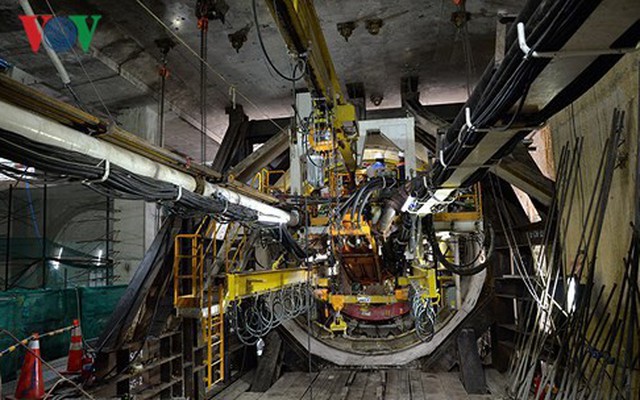 Robot 300 tấn bắt đầu khoan đường hầm thứ 2 tuyến metro số 1