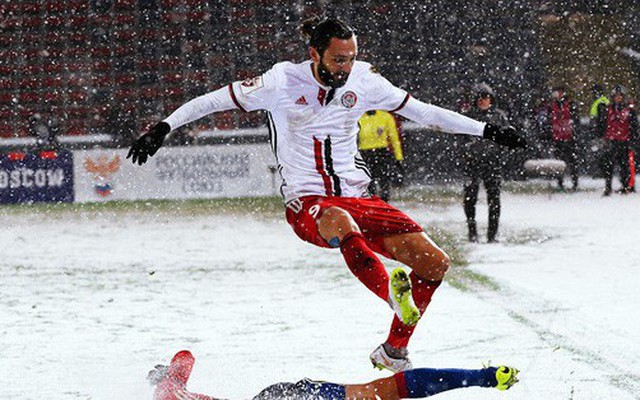 Tại sao những giải bóng đá hàng đầu ở châu Âu rất ít khi hoãn vì tuyết?