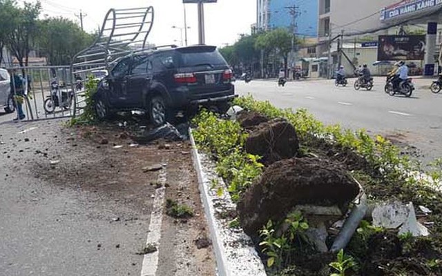 Tài xế say rượu lái xe ô tô làm xiếc trên đường