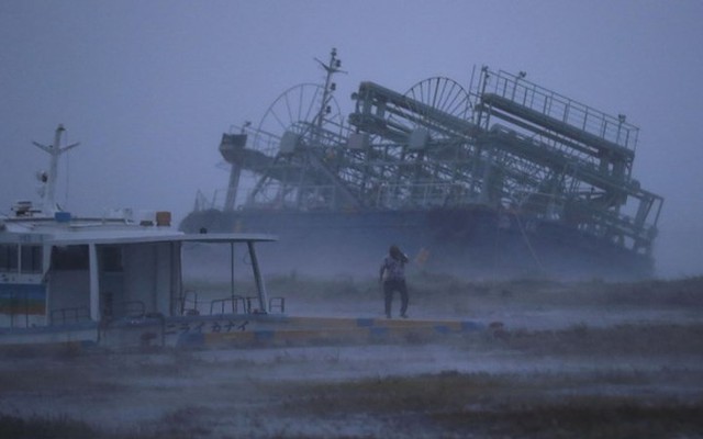 Ảnh: Siêu bão Trami “quần thảo” Nhật Bản khiến nhiều khu vực tê liệt