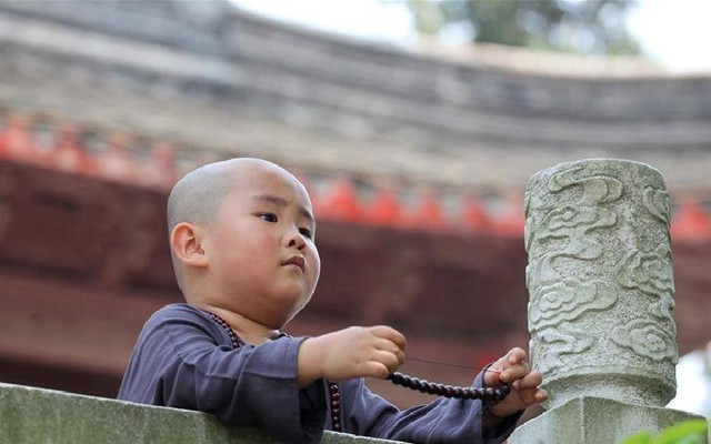 Cố tình sai chú tiểu mù đi đưa kinh thư, cao tăng âm thầm trao cho đệ tử 1 tài sản vô giá