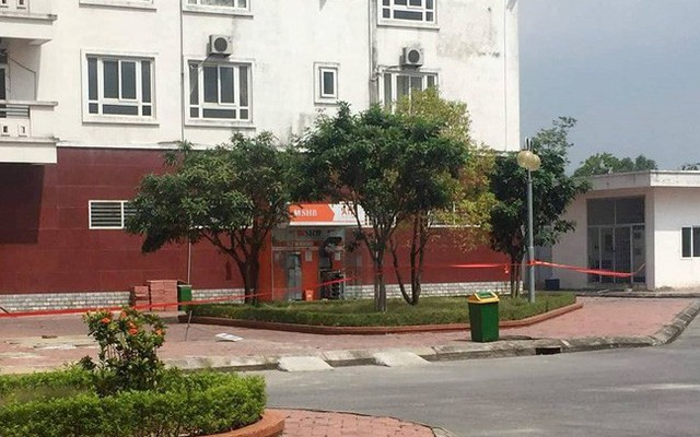 [NÓNG] Tháo gỡ 2kg các thỏi nghi thuốc nổ đặt tại cây ATM ở Quảng Ninh