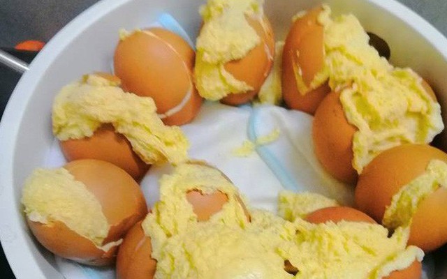 Cô nàng khéo tay hay làm chế biến trứng gà nướng Thái Lan, kết quả khiến dân mạng bật cười vì tưởng sầu riêng ăn dở