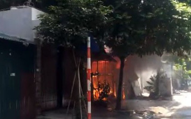 Tìm thấy thi thể trong nhà kho bị cháy ở Hà Nội
