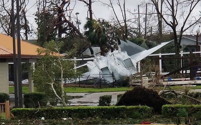 Máy bay 'chổng vó' sau bão Michael tại căn cứ Không quân Mỹ