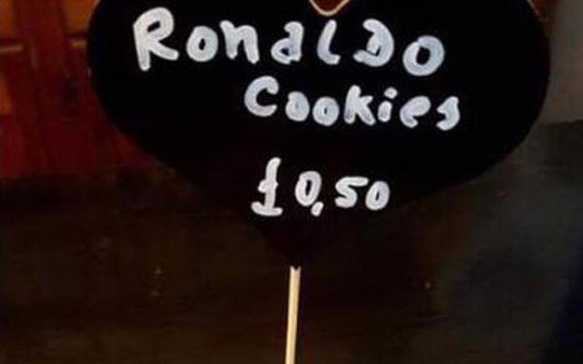Bán bánh "Ronaldo hiếp dâm", chủ quán cafe phải vội vàng xin lỗi