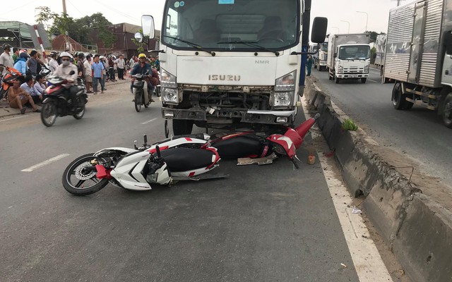 Xe tải tông kéo lê 3 xe máy, 4 người thương vong ở Sài Gòn
