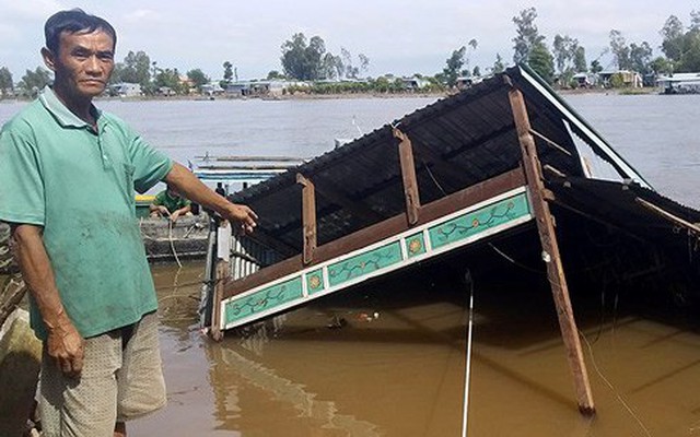 “Hà bá” nuốt 2 căn nhà của người dân ở An Giang