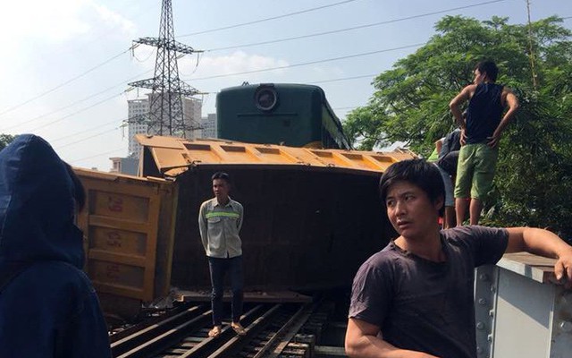 Hà Nội: Tàu hỏa kéo lê ô tô tải hàng chục mét, 4 người bị thương