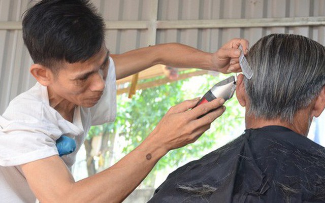 Vợ bỏ đi, người chồng tàn tật ở Hà Nội chống nạng cắt tóc nuôi 4 đứa con thơ