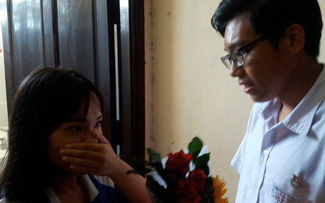 Học sinh Thái Phiên (Đà Nẵng) vây kín nhà vệ sinh nữ xem màn tỏ tình lãng mạn như phim