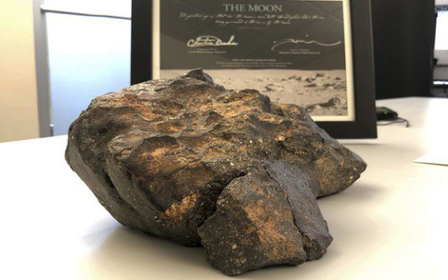 Viên đá Mặt Trăng 5,5 kg, trị giá hơn nửa triệu USD được đưa về Việt Nam