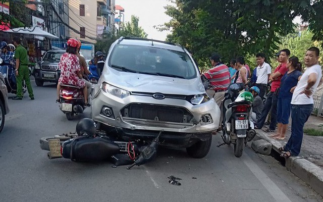 Xế hộp tông liên tiếp 4 xe máy ở Hà Nội, 6 người nhập viện