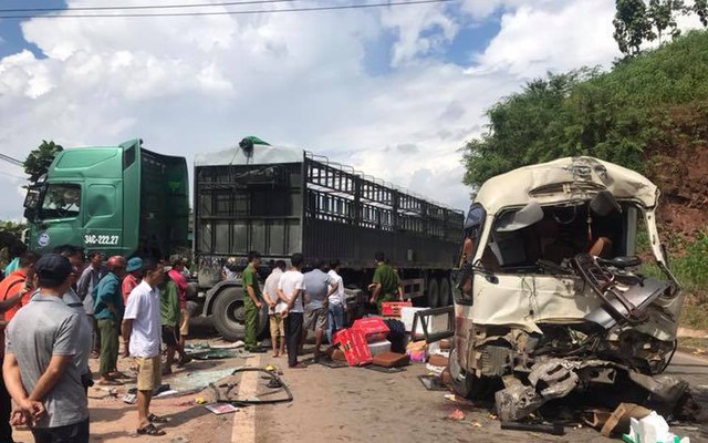 12 người bị thương khi xe đầu kéo tông trực diện ô tô khách ở Sơn La