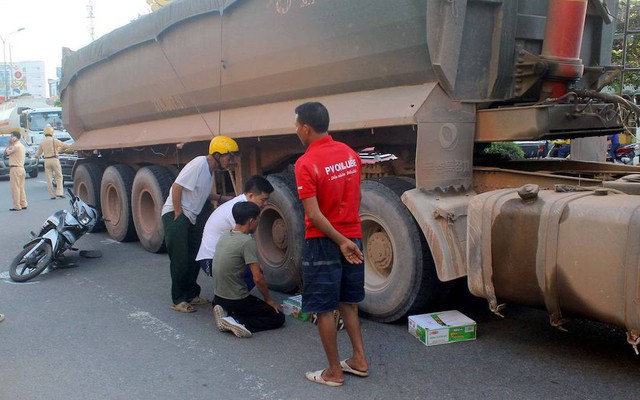 Va chạm với xe đầu kéo, 3 ông cháu đi học về gặp nạn thương vong