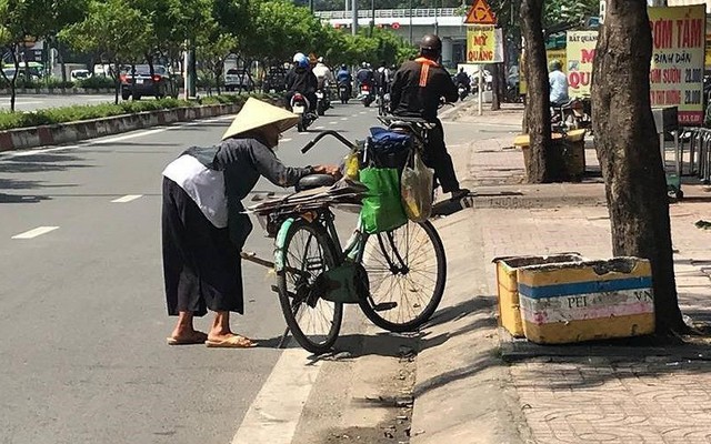 Bà Già Ve Chai liêu xiêu giữa dòng đời bất tận