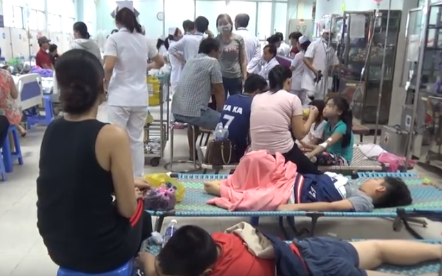 Hơn 30 trẻ em nhập viện sau khi ăn bánh mì và chà bông ở Sài Gòn