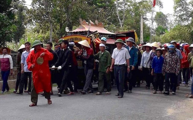 Vụ 2 mẹ con treo cổ: "Mỗi lần tắm cho con chị lại day dứt..."