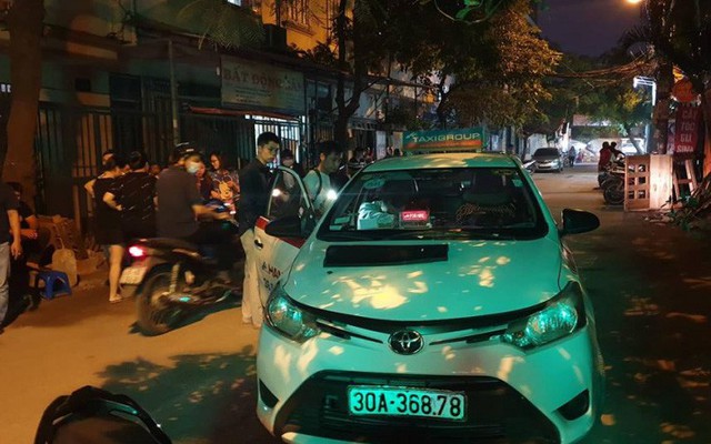 Lái xe Mazda CX5 chèn xe qua người tài xế taxi giữa phố Hà Nội