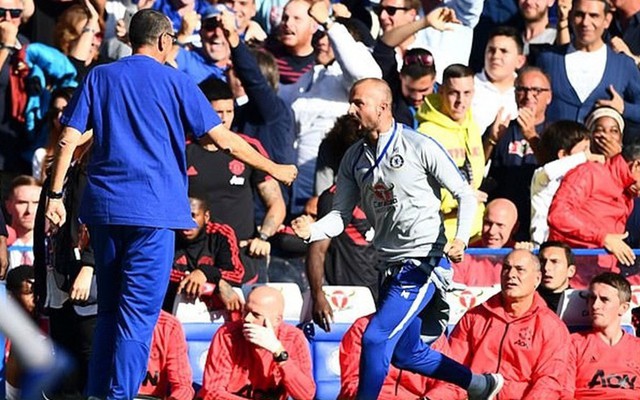 Trợ lí của Sarri bị phạt vì màn ăn mừng trêu tức Mourinho
