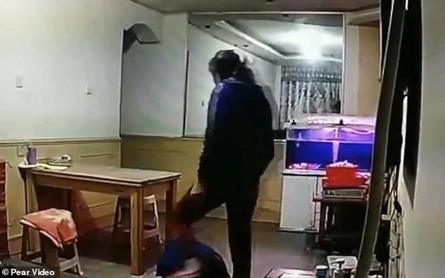 Kiểm tra camera an ninh, con trai sốc trước hành động của người giúp việc với cha mình