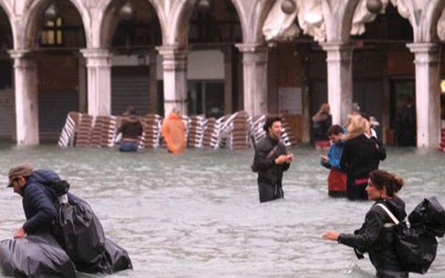 Cảnh tượng 70% thành phố Venice chìm trong biển nước, có khu vực ngập tới ngang tới thắt lưng