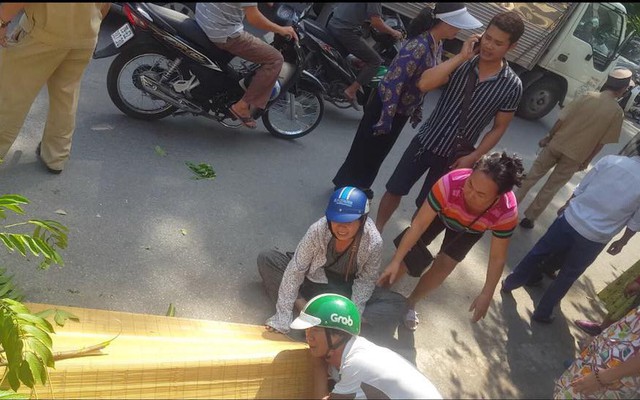Hà Nội: Người thân gào khóc thảm thiết cạnh thi thể nam thanh niên bị tàu hoả tông tử vong