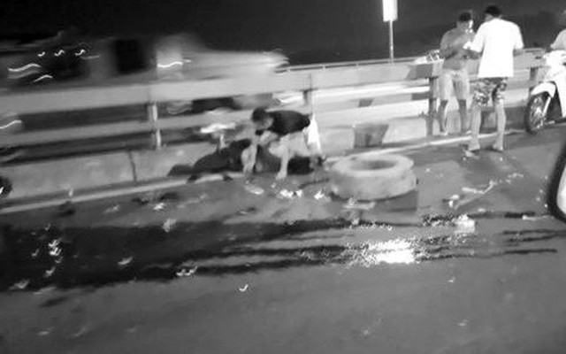 Hé lộ nguyên nhân chủ xe ô tô bị đâm chết khi thay lốp trên cầu Nhật Tân