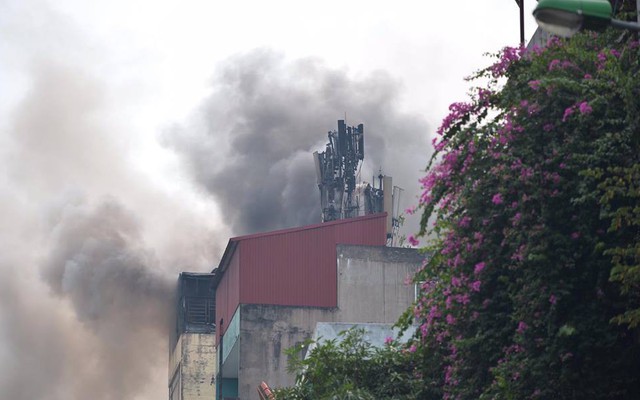 Hà Nội: Nghi gia chủ đốt vàng mã khiến nhà 9 tầng bốc cháy dữ dội