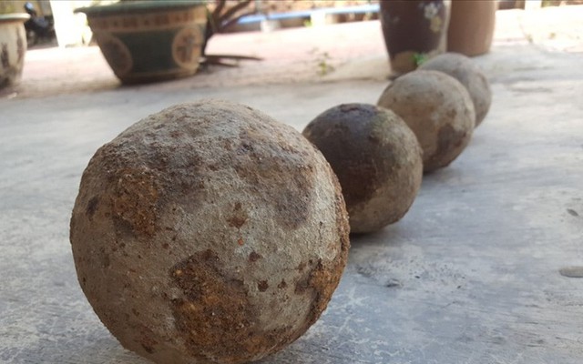 Đào giếng, phát hiện 4 quả đạn thần công có từ thế kỷ XVIII