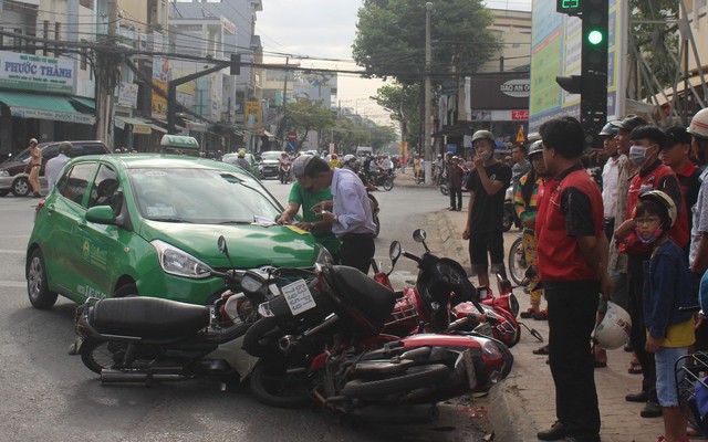 Taxi Mai Linh tông hàng loạt xe máy đang chờ đèn đỏ