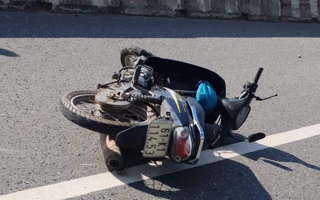 Người dân dùng ô che nắng cho thi thể nam dân quân tự vệ bị tai nạn tử vong