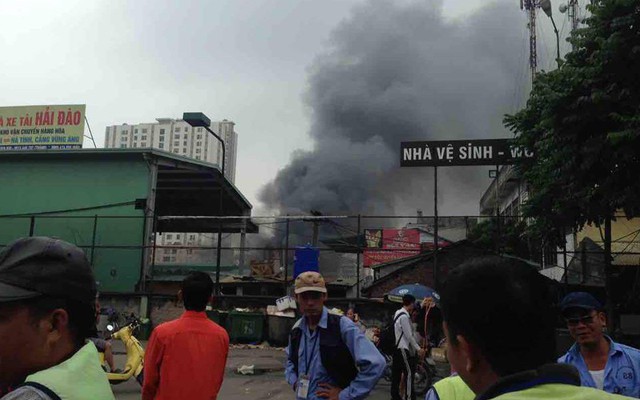Hà Nội: Cháy lớn tại kho chứa hàng trên đường Ngọc Hồi