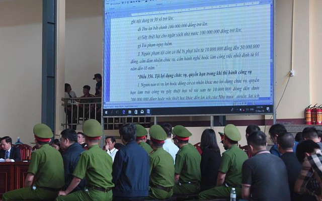Cáo trạng 'công nghệ cao' tại phiên xử cựu tướng Phan Văn Vĩnh, lần đầu xuất hiện