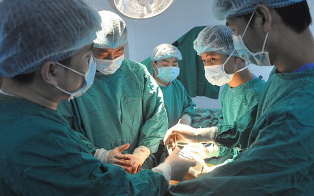 Hàng chục bác sĩ nỗ lực cứu thanh niên 24 tuổi bị đâm thủng tim